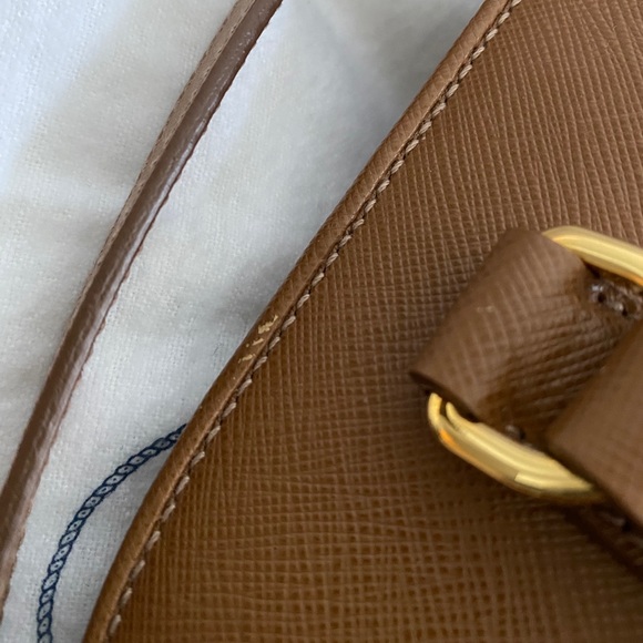 Authentic Prada Tote in Saffiano Lux. - Picture 10 of 15